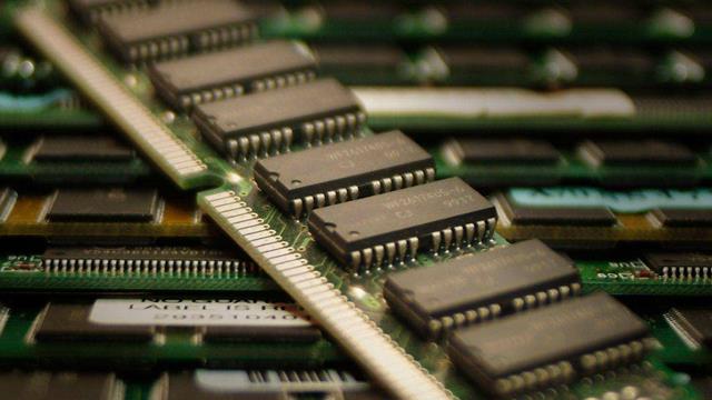 DRAM、SRAM和Flash閃存的電路結(jié)構(gòu)對比圖及各自工作原理